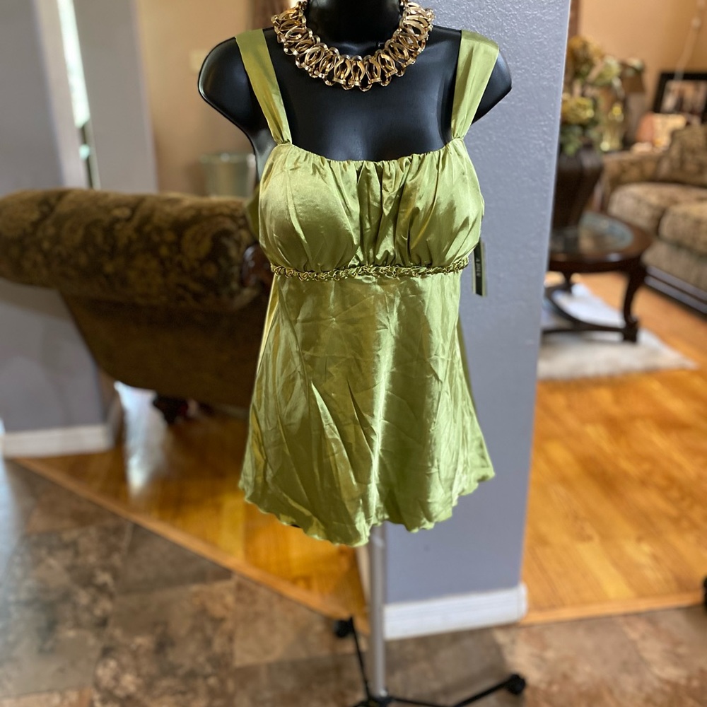 Women green top with gold chain run’s under the bust